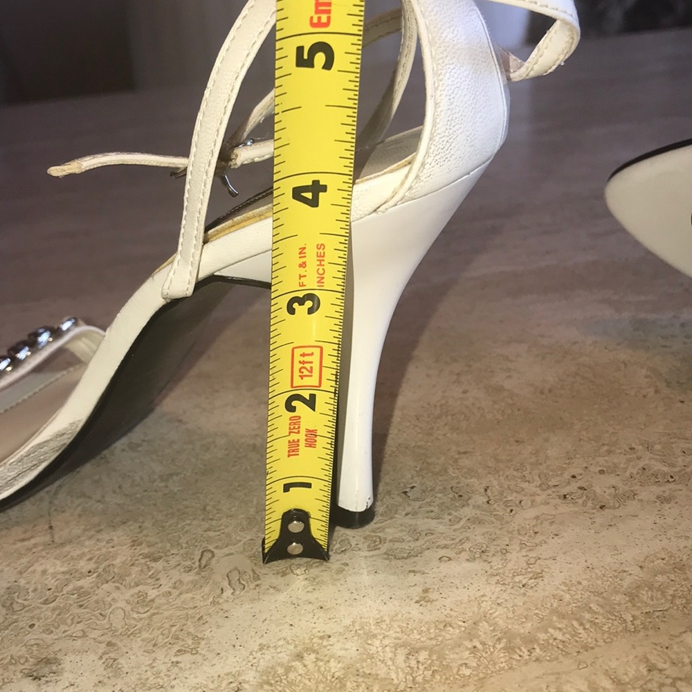 Diva White w/Silver Chain Accent Sandel - Picture 6 of 6